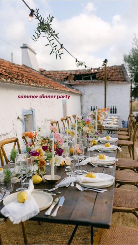 Summer Dinner Party Aesthetic, Dinner Party Aesthetic, Summer Dinner Party, French Country Wedding, Fall Garden Wedding, Simple Table Settings, Dinner Party Summer, Garden Picnic, Party Aesthetic