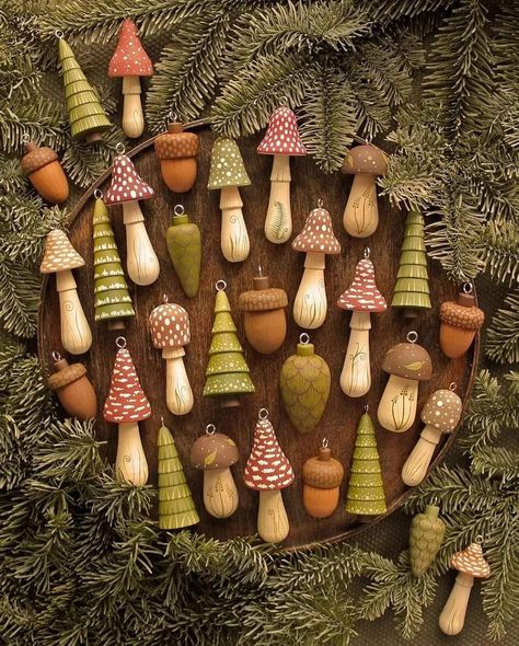 Tree Round Christmas Ornaments, Winter Crafts Aesthetic, Cottagecore Christmas Ornament, Cottagecore Christmas Aesthetic, Cottagecore Christmas Tree, Mushroom Ideas, Winter Aesthetic Christmas, Cottagecore Crafts, Christmas Cottagecore