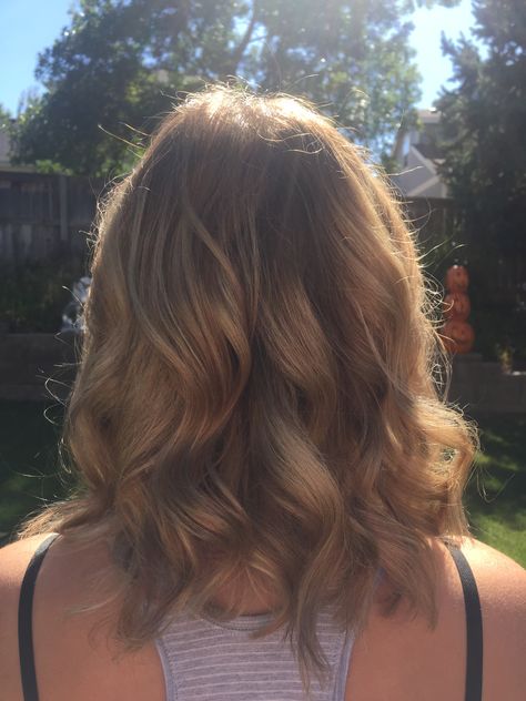 Loose Wave On Short Hair, Wavy Curl Medium Length Hair, Short Hair Loose Curls Soft Waves, Short Hair With Soft Curls, Short Beach Curls, Prom Hairstyles Loose Curls, Loose Curls On Shoulder Length Hair, Curl Hair Shoulder Length, Curled Hair On Short Hair