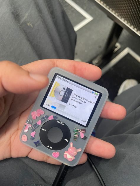 Ipod Nano Aesthetic, Mp3 Player Aesthetic, Ipod Aesthetic, Y2k Tech, Phone Obsession, Ceramics Pottery Bowls, Ipod Classic, Easy Pixel Art, Retro Gadgets