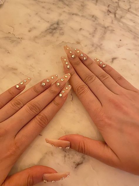 @thahanih_ Mandy Euphoria Nails, Jewel Nail Designs Rhinestones, Nails Rinstone Simple, Maddie Perez Nails, Euforia Nails, Euphoria Aesthetic Nails, Cassie Nails Euphoria, Nails With Jewels Rhinestones, Maddie Euphoria Nails