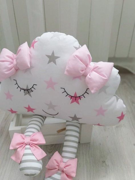 Fotos De Gabriela Sosa Carboni Em Ideas Gababull Cloud Nursery Decor, Cloud Nursery, Idee Babyshower, Clouds Nursery, Cloud Cushion, Bantal Sofa, Diy Bebe, Baby Girl Shower Gifts