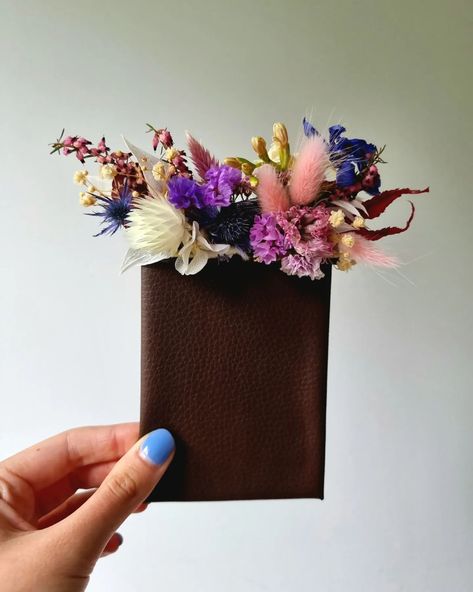 Saying "I Do" in Style with Dried Flowers! Groom's edition 🤵😎 I personally hope 🤞 flower pocket squares never go out of style! Using this accessory is a breeze compared to dealing with other options. Unlike boutonnieres with their sneaky pins that always get lost somehow. *** ask any wedding professional why they carry extra pins in their pockets on the day 🙊🙉🙈 On top of that, no wilting blooms! Imagine how many times grooms and groomsmen hug during the wedding – this area is the prime susp... Grooms And Groomsmen, Hope Flower, Flower Pocket, Wedding Professional, Pocket Squares, Boutonniere, Pocket Square, Out Of Style, Dried Flowers