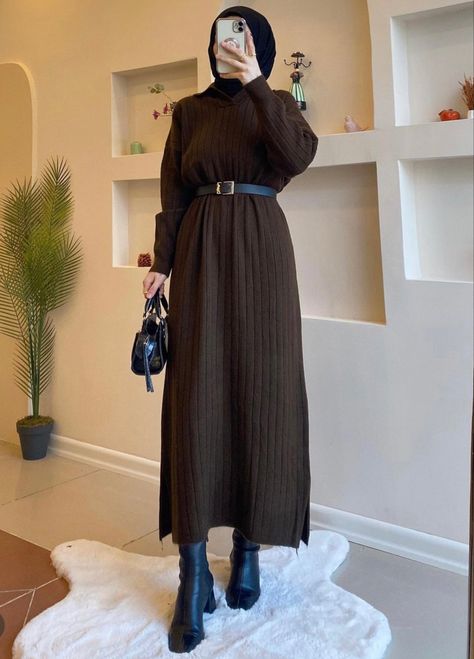 Western Winter Dress, Winter Hijab Outfits Dresses, Hijab Pakistani Outfit, Modest Winter Outfits Muslim, Elegant Muslim Outfits, Aesthetic Dress Outfit, Modest Outfits Muslim, Outfits Muslim, Dress For Winter