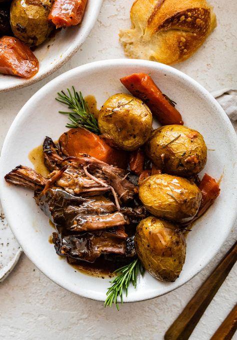 How to Cook the Perfect Pot Roast Recipe in the Oven Pot Roast In The Oven, Sunday Pot Roast, Roast Gravy, Perfect Pot Roast, Classic Pot Roast, Sirloin Roast, Best Pot Roast, Pot Roast Recipe, Cooking A Roast