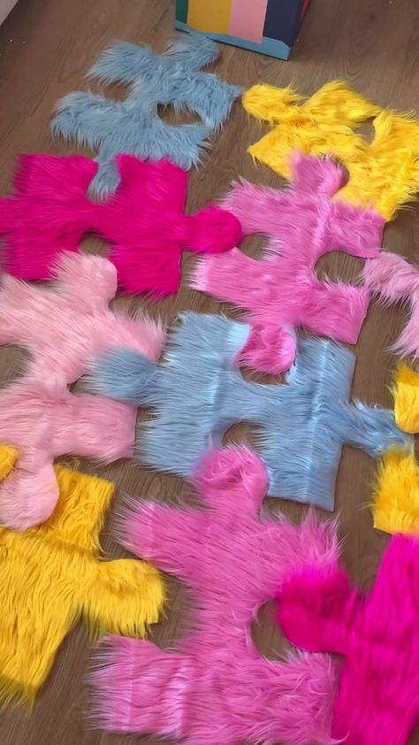 diy puzzle faux fur rug made by meee 💛 #sewing #diy #fyp #foryou #thisshitwashard #tutorialonmyyt #lincolnbio Diy Fur Wall, Faux Fur Wall, Fur Wall, Rug Makeover, Esthetician Room Decor, Diy Puzzle, Esthetician Room, Diy Puzzles, Faux Fur Rug