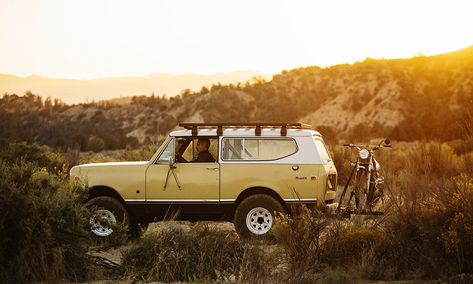 We've seen quite a few fantastic vintage SUV rebuilds over the years, but few tickle our wanderlust like this New Legend x Iron & Resin 1972 International Scout II Runner Series. New Legend 4x4 makes some of the most sought-after vintage restorations out there. Iron & Resin has the same Four Runner, International Scout Ii, Scout Ii, International Harvester Truck, International Scout, Volkswagen Car, Overland Vehicles, Classic Truck, Ford Classic Cars