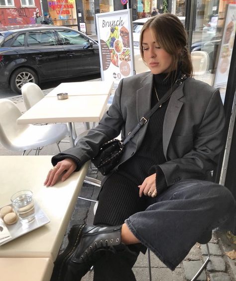 Charcoal Blazer Women, Dark Grey Blazer Outfits For Women, Dark Grey Jacket Outfit, Dark Grey Blazer Women Outfit, Dark Grey Blazer Outfit, Gray Blazer Outfit Women, Jess Alizzi, Grey Blazer Women, Grey Blazer Outfit