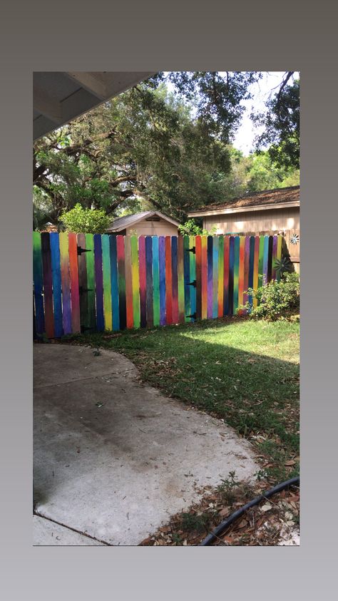 Driveway Divider, Yellow Shed, Rainbow Fence, Colorful Fence, Fence Painting Ideas, Beautiful Fences, Easy Backyard Diy, Garage Paint, Front Fence