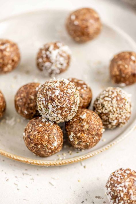 These no-bake cinnamon date coconut balls take just 10 minutes to make with 4 simple ingredients. Perfect for a healthy, energizing snack or dessert! Less than 100 calories each! Vegan, gluten-free, oil-free and nut-free too. Coconut Balls No Bake, Coconut Ball, Date Balls, Healthier Treats, Coconut Balls, Cinnamon Raisin, 100 Calories, Vegan Paleo, Healthy Treats