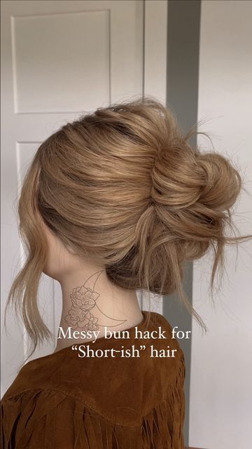 Easy Bridesmaid Hair For Short Hair, Loose Bun Short Hair, Low Updo Medium Length Hair, Low Messy Bun Hairstyles Short Hair, Easy Messy Updo For Short Hair, Mid Length Bun Hair Tutorials, Messy Updo Tutorial Medium Hair, Daily Short Hairstyle, Bun With Pieces Out