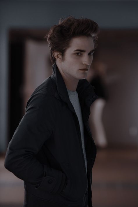 Robert Pattinson Aesthetic Twilight, Twilight Edward Aesthetic, Edward Cullen Twilight, Edward Twilight, Twilight Bella And Edward, Twilight Scenes, Twilight 2008, Twilight Saga Series, Robert Pattinson Twilight