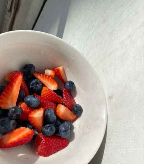 Strawberries And Blueberries Aesthetic, Mallory Aesthetic, Blueberry Aesthetic, Someone Eating, Blueberries And Strawberries, Healthy Girl Aesthetic, What Should I Eat, Strawberries And Blueberries, Book Food