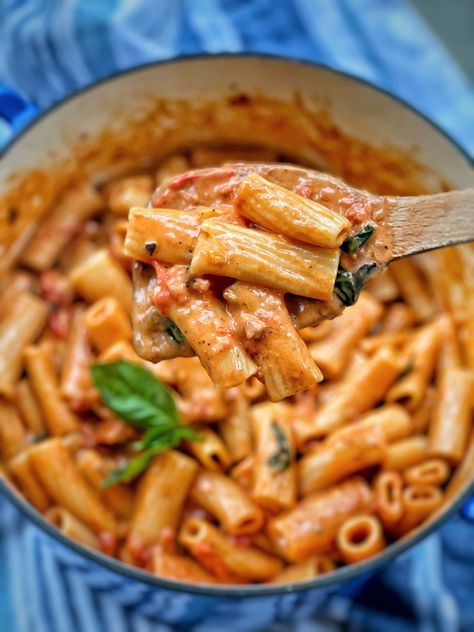 One Pot Rigatoni in Pink Sauce - Sweet Savory and Steph Pancetta Pasta, Pink Sauce, Buffalo Chicken Pasta, Delicious Pasta, Healthy Pasta Recipes, Healthy Pastas, Pasta Dish, Rigatoni, My Cousin