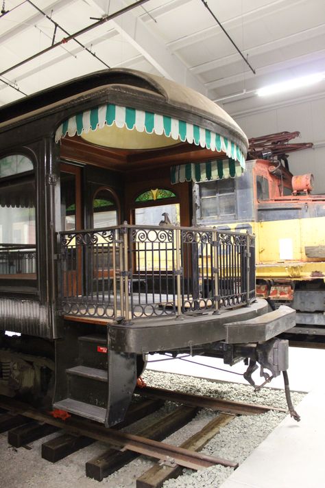 Train Dining Car, Vintage Train Interior, Vintage Train Station, Old Railway Station, Pullman Train, Pullman Car, School Bus Tiny House, Observation Deck, Luxury Train