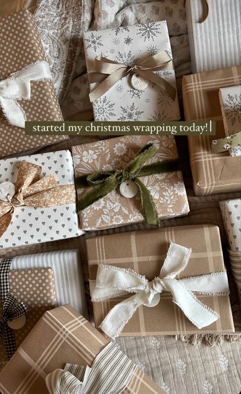 The prettiest vintage-inspired christmas gift wrapping! Velvet ribbon, homemade clay gift tags, neutral colored paper and all the pretty baubles ✨ Gift Wrapping Aesthetic Christmas, Velvet Ribbon Gift Wrapping, Christmas Gift Brown Paper, Natural Wrapping Paper Ideas, Brown Christmas Gift Wrapping, Neutral Christmas Gift Wrapping, Chiffon Ribbon Gift Wrap, Christmas Brown Paper Wrapping, Gingerbread Gift Wrapping Ideas