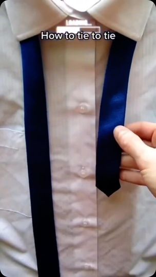 Facebook Simple Tie Knot, Tie A Tie Easy, Simpul Dasi, Tie A Necktie, Loafers Boots, Windsor Knot, Easy Diy Clothes, Neck Tie Knots, Penanda Buku