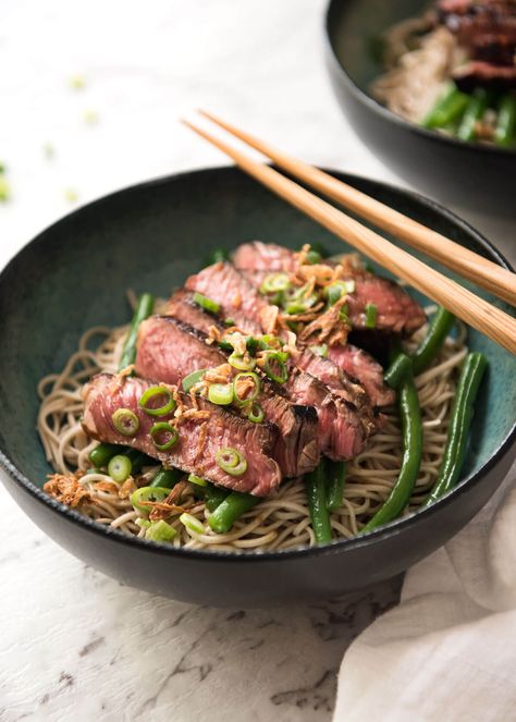 A fabulous fusion Japanese dish - an amazing subtle dressing that matches perfectly with juicy slices of beef and the noodles. Served at room temperature, this is a fantastic dish for summer! {15 minute meal} Soba Noodle Recipe, Recipe With Beef, Soba Noodle Bowl, Soba Noodles Recipe, Japanese Beef, Soba Noodle, Noodle Recipe, Fusion Dishes, Recipetin Eats