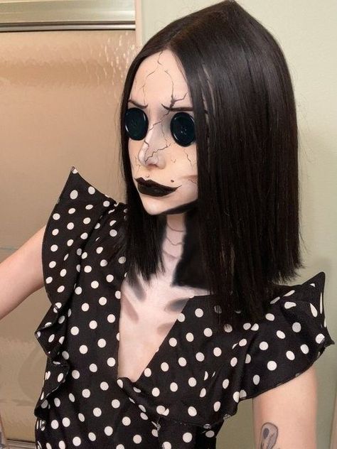 Halloween Costumes For Short Black Hair, Tim Burton Halloween Costumes Women, Dark Haired Halloween Costumes, Halloween Costumes With Black Hair, Horror Costume Female, Black Hair Costume, Halloween Costumes Scary Horror, Horror Costume Ideas, Coraline Halloween Costume