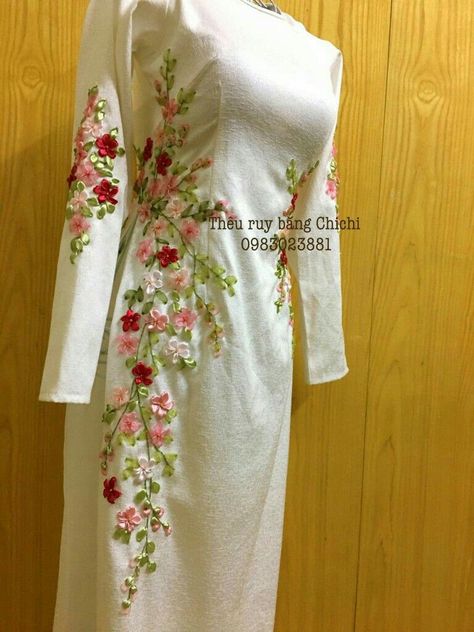 Hand Embroidery Designs For Kurti, Ribbon Embroidery Designs, Sulam Pita, Silk Ribbon Embroidery Tutorial, Sulaman Pita, Silk Ribbon Embroidery Patterns, Dress Ribbon, Ribbon Embroidery Tutorial, Hand Embroidery Dress