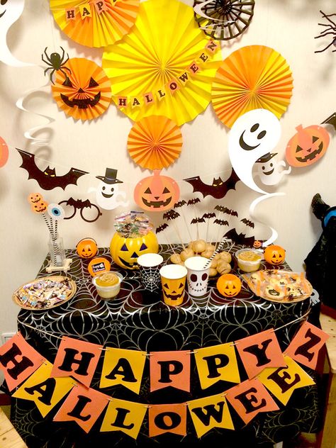 �ハロウィンデコレーション　テーブルを中心に飾り付けよう！ Halloween Themed Birthday Party, Cheap Diy Halloween Decorations, Dekorasi Halloween, Halloween Crafts Preschool, Halloween Decorations For Kids, Halloween Fest, Easy Halloween Decorations, Halloween Preschool, Halloween Porch Decorations