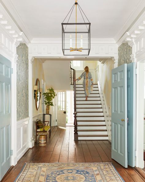 A Historic Charleston Residence Rediscovers Its Youth—and, Yes, It Still Has Swag-and-Tail Curtains Historic Home Design, Charleston Sc Interior Design, Charleston Home Aesthetic, Charleston Decor Interior Design, Colonial House Renovation, Modern Colonial House Interior Design, Charleston Style Home Interior, Colorful Foyer, Federal Style House Interior