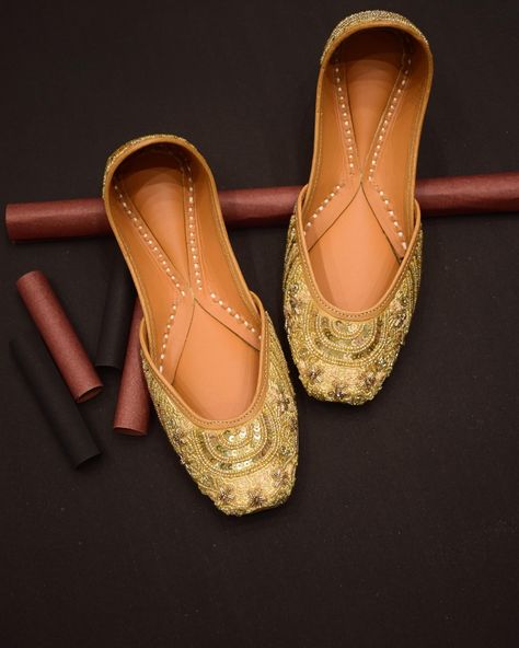 “Step into the festive spirit with our golden designer jutti, perfect for Navratri! Handcrafted elegance meets unmatched comfort. Shine bright this season with #Juttiesmaker ✨👑 #NavratriSpecial #GoldenJutti #FestiveFootwear” Punjabi Jutti, Navratri Special, Vogue India, Gold Mining, Indian Embroidery, Shoes Collection, Indian Outfit, Indian Wedding Dress, South Asia