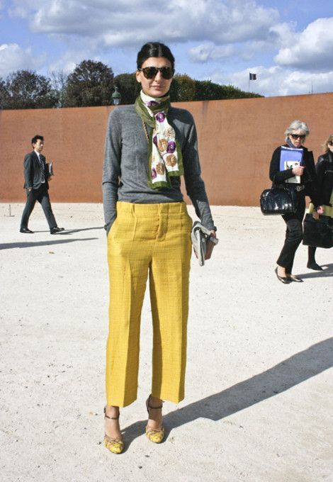 Why Not . . . Build a Versatile Wardrobe? Mustard Pants, Giovanna Battaglia, Street Style Parisian, Yellow Pants, Mode Chic, Stil Inspiration, Looks Street Style, Gray Sweater, Looks Chic