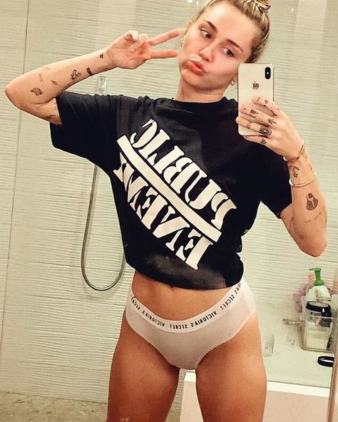 Miley Cyrus Diet, Miley Cyrus Show, Miley Cyrus Photoshoot, Miley Cyrus Style, Celebrity Selfies, Noah Cyrus, Black Attire, Mtv Videos, Liam Hemsworth