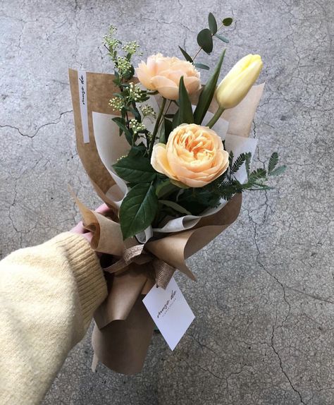 Mini Flower Bouquet Aesthetic, Mini Wrapped Bouquet, Small Buque Ideas, Flower Bouquet Minimal, Thank You Bouquet, Small Wrapped Bouquet, Small Hand Tied Bouquet, Mini Floral Bouquets, Thank You Flowers Bouquet