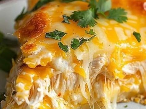 Mouthwatering Cheesy Chicken Pie Recipe: A Deliciously Easy Dish You Can Whip Up in No Time! - NewsBreak Chicken Pie Recipe Easy, Creamy Spinach Dip, Chicken Pie Recipe, Roast Pumpkin Soup, Crescent Recipes, Pecan Chicken, Breakfast Bread Recipes, Queso Cheddar, Shredded Cheddar Cheese