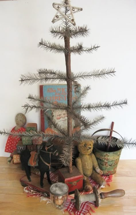 Primitive Christmas Tree, Primitive Country Christmas, Primitive Christmas Decorating, Country Christmas Trees, Primitive Christmas Decor, Prim Christmas, Colonial Christmas, Oh Christmas Tree, Feather Tree