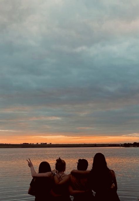 #aesthetic #travel #sunset #silhouette #dam #friends #friendship #friendshipgoals #goals @carmenbotha2005 @nicolenekruyshaar @milah_dv Friendship Athestic, Strong Friendship Aesthetic, Deep Friendship Aesthetic, Female Friendships Aesthetic, Genuine Friendship Aesthetic, True Friendship Aesthetic, Friendship Aesthetic Faceless, Friendship Astethic Pictures, Group Of Four Friends Aesthetic