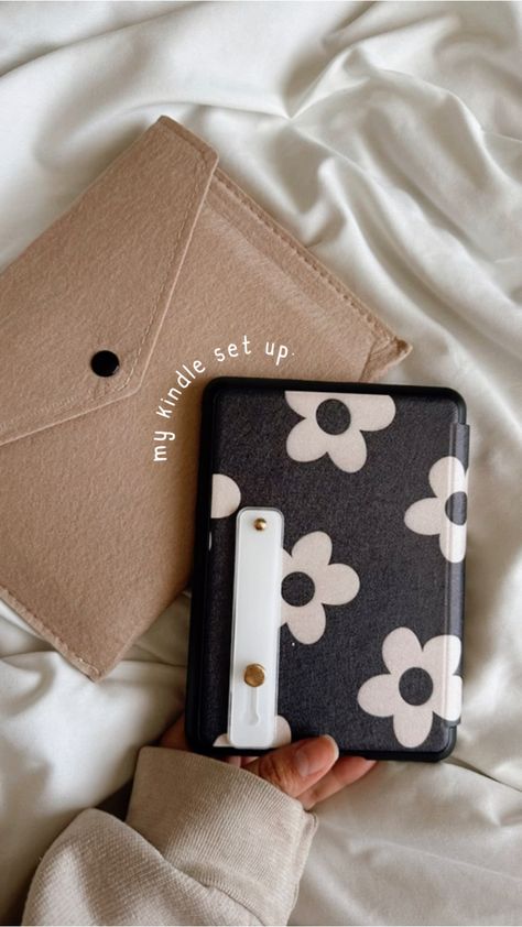 Decorate my kindle with me Cute Kindle Aesthetic, Kindle Book Aesthetic, Kindle Basic Aesthetic, Decorate My Kindle, Kindle Paperwhite Decoration, Cozy Kindle Aesthetic, Kindle Accessories Aesthetic, Kindle Stickers Case, Stuff Your Kindle Day 2024