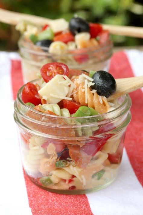 Camp Lunch, Easy Camping Recipes, Pizza Pasta Salad, Pizza Lunch, Camping Snacks, Road Trip Food, Easy Camping Meals, Mason Jar Meals, Campfire Food