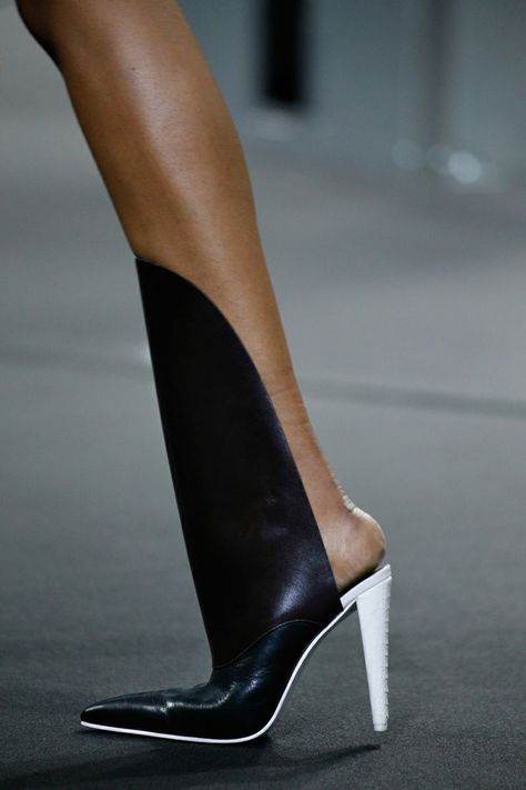 Mode Shoes, Alexander Wang Shoes, Mode Tips, Shoe Art, Fabulous Shoes, Crazy Shoes, Shoe Lover, Ciabatta, Fall 2014