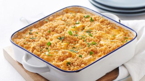 Loaded with chicken, rice and plenty of cheddar cheese, this easy casserole is the definition of cozy comfort food. Plus, it’s not hard to make! It only requires 10 minutes of prep time before going into the oven. This cheesy chicken bake recipe gets a crunchy topping made from extra cheese and buttery bread crumbs, and finished off with a bit of chopped fresh parsley for a seriously irresistible dinner—trust us, you’re going to want seconds. Cheddar Chicken Bake, Garlic Cheddar Chicken, Cheesy Chicken Rice, Garlic Cheddar, Cheesy Rice, Cheddar Chicken, Pillsbury Recipes, Chicken Bake, Snacks Saludables