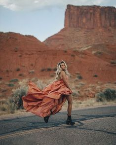 Desert Photoshoot Outfit, Kylie Katich, Desert Photoshoot Ideas, Western Photoshoot, Desert Photoshoot, Desert Photography, Travel Photography Inspiration, Foto Casual, Photoshoot Outfits