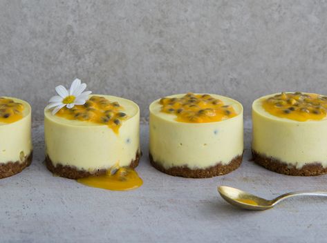 Passion Fruit Honey Puree Recipes, Mango Passionfruit Cheesecake, Mango Passion Fruit Cheesecake, Cheesecake Healthy, Passion Fruit Cheesecake, Cake Mango, Passionfruit Cheesecake, Fruit Mango, Fruit Cheesecake