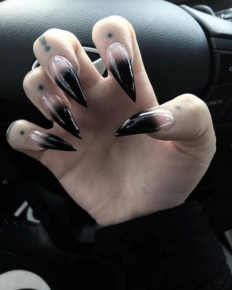 DARK BLACK MOON🥀🌙 в Instagram: «@fallenmoon13 🖤🖤🖤 #gothgoth #gothgirl #gothstyle #gothmodel #grunge #gothmakeup #alternativefashion #nugoth #gothsofinstagram…» Fail Nails, Witchy Nails, Halloween Acrylic Nails, Goth Glam, Gothic Nails, Edgy Nails, Goth Nails, Grunge Nails, Stiletto Nails Designs