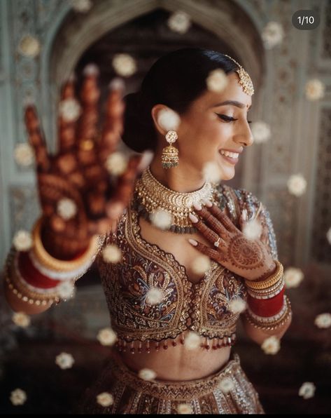 Indian Wedding Bride Poses, Creative Wedding Photography Indian, Bride Astethic, Mehndi Bride Poses, Wedding Pics Indian, Bridal Solo Poses, Bride Makeup Photoshoot, Solo Bride Photos, Wedding Photos Poses Indian