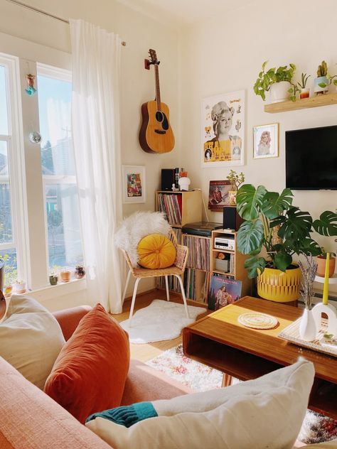 Colourful Eclectic Bedroom, 70s Eclectic Living Room, Colourful Studio Apartment, Family Apartment Living, 60s Room Decor, Retro Apartment Decor, Colorful Studio, Makeover House, Apartment Styling