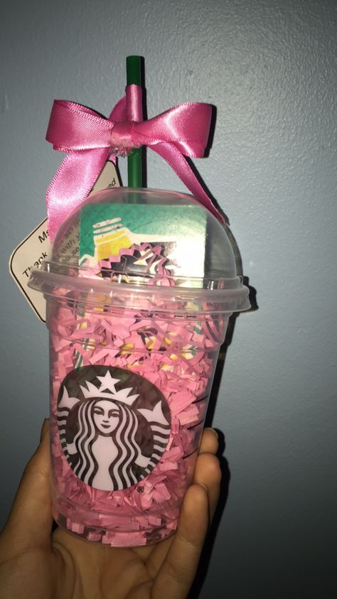 Starbucks Goodie Bags, Starbucks Birthday Gift Ideas, Starbucks Gift Card Aesthetic, Starbucks Basket Ideas, Starbucks Cup Gift Filled, Starbucks Bouquet, Starbucks Gift Card Ideas, Starbucks Cup Gift Ideas, Starbucks Gift Basket Ideas