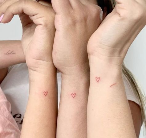 Matching Heart Tattoos, Three Sister Tattoos, Tattoo Amigas, Dr Tattoo, Friend Tattoos Small, Maching Tattoos, Small Sister Tattoos, Matching Friend Tattoos, Tattoo Artist Tattoo