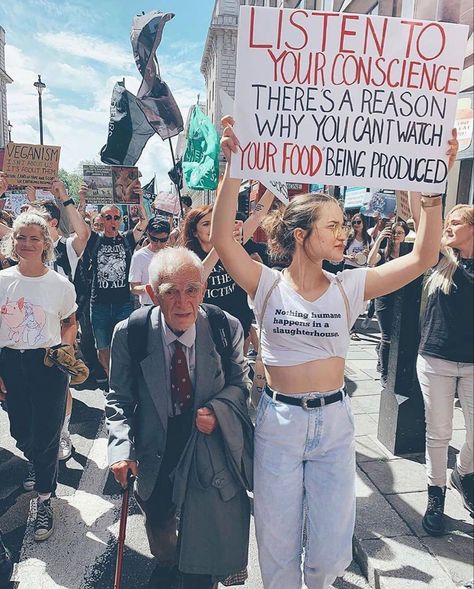 thevegan.road on Instagram: “Man on the left hasn’t eaten animals in 67 years. On average, a person eats 150 animals per year (imagine eating 150 dogs per year!) and is…” Vegan Activism, Reasons To Be Vegan, Reasons To Go Vegan, Vegan Facts, Vegan Memes, Animal Activism, Animal Activist, Vegan Quotes, Why Vegan