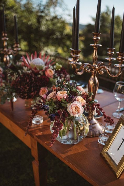 Beautiful wedding flowers and table decorations in black, burgundy and peach colour. I love how the black colour makes it more dramatic and elegant. Baroque even. Flowers and decor made by the talented Luka & Ben Weddings. Make sure to check out katjasimon.com for more photos and inspiration for you flowers and wedding details. Boho Wedding Table Decor Burgundy, Wedding Banquet Table Flowers, Burgundy Vintage Wedding, Baroque Centerpieces, Moody Wedding Aisle Decor, Fall Wedding Table Decor Burgundy, Dark Colorful Wedding, Black And Burgundy Centerpieces, Black Tablescape Wedding