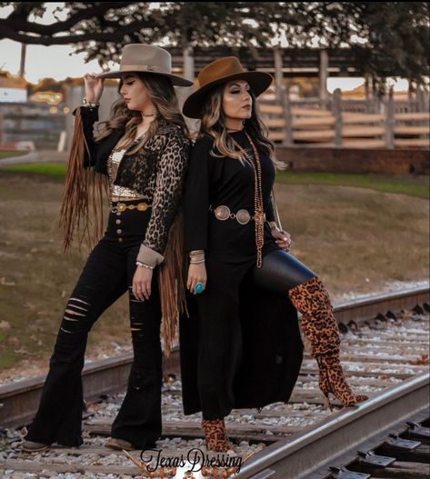 Western Outfits Women Plus Size Fall, Rocker Western Style, All Black Western Outfits Women, Black Country Fedora For Rodeo, Black Country Outfits Cowgirl, Black Country Outfits, Goth Vaquera, Black Dress With Boots Vaquera, Bkack Western Dress