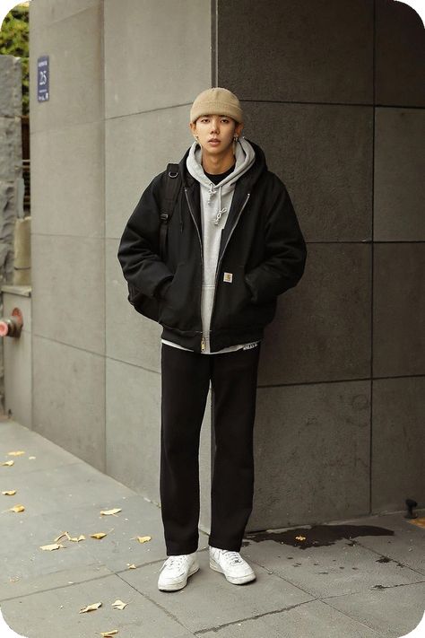 Korean Winter Outfits Street Style, Winter Outfits Men Streetwear, Mens Street Style Winter, Mode Old School, Winter Outfits Street Style, Korean Winter Outfits, Looks Hip Hop, Throwing Fits, Outfits Men Streetwear