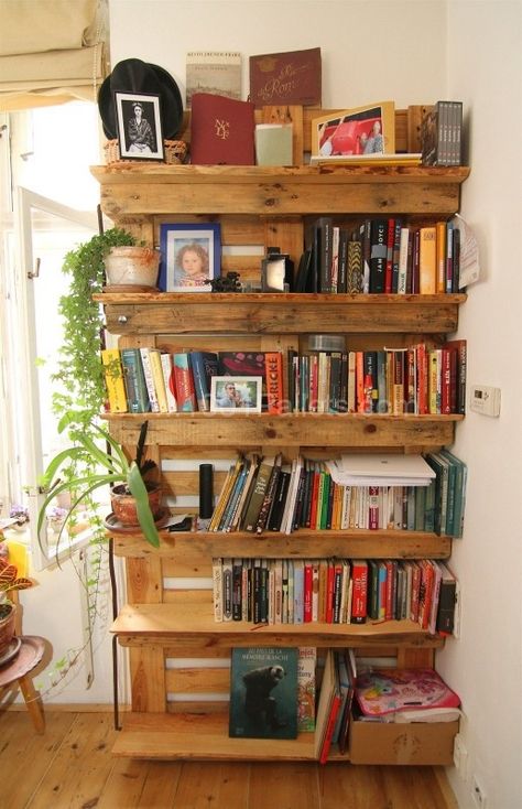 WEB4e6fa3 IMG 9272 516x800 Pallets as the only base for your apartment decoration in pallet home decor pallet kitchen pallet bedroom ideas p... Pallet Bookshelf, Pallet Home Decor, Creative Bookshelves, Diy Kitchen Projects, 1001 Pallets, Pallet House, Apartment Decoration, Library Room, Craft Things