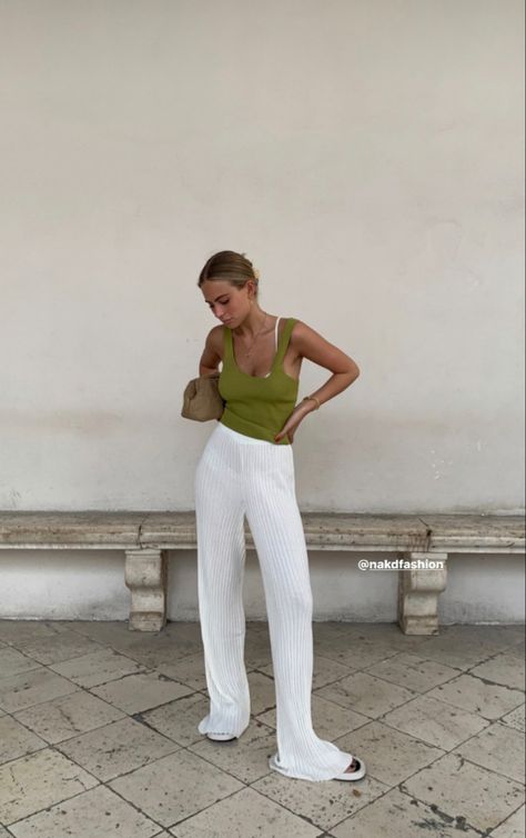 Fashion Europe Summer, White Linen Pants Outfit, Green Linen Pants, Linen Pants Outfit, Green Outfits, Spring Inspo, Easy Chic, Green Crop Top, White Linen Pants